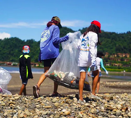 beach clean up in Jaco Costa Rica