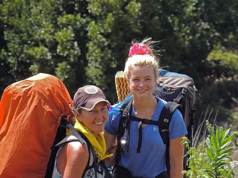 hiking women costa rica