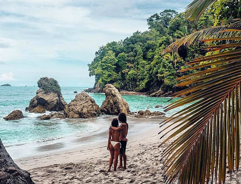 couple manuel antonio beach costa rica